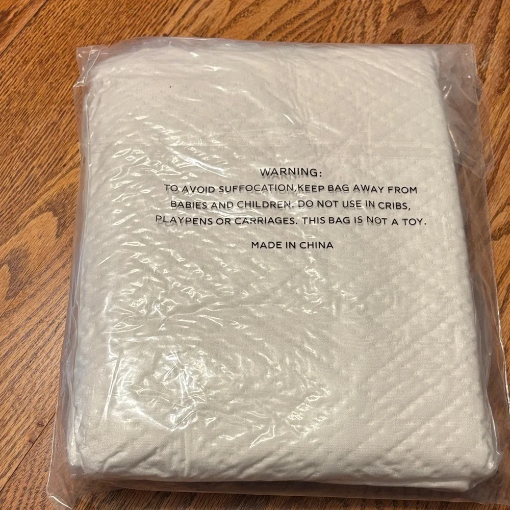 Niagara-Waterproof Bamboo Mattress Protector Twin bed - Cream NWT